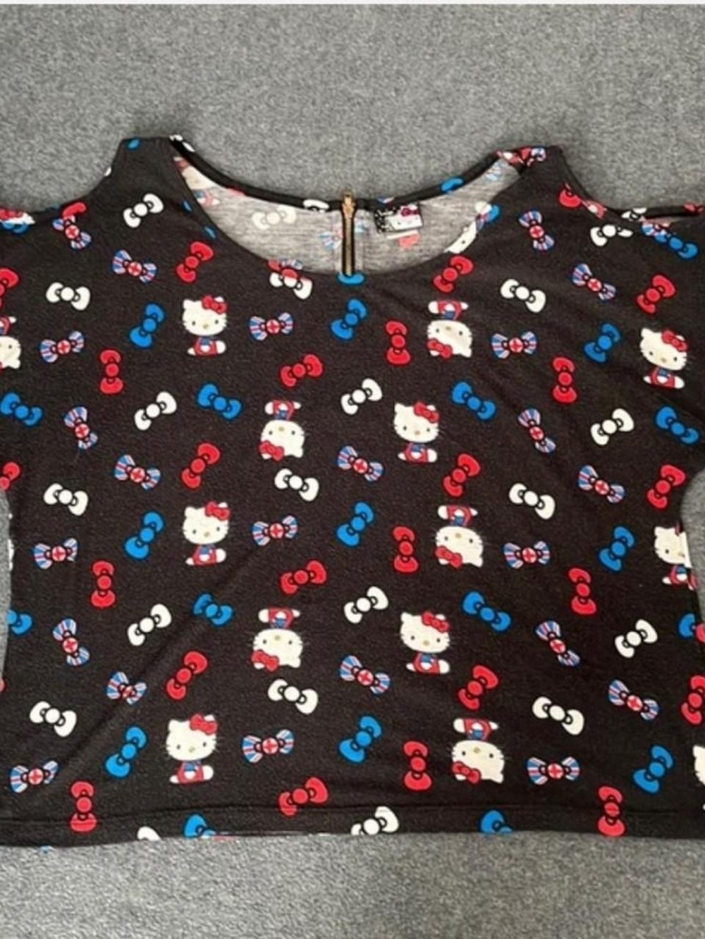 Hello Kitty Black Girls' Short Sleeve Top - Red & Blue Bow Print